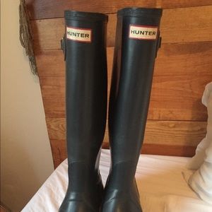 Women’s Vintage Navy Hunter Rain boots!